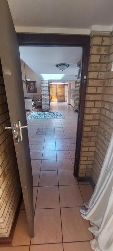 5 Bedroom Property for Sale in Riviera Park North West